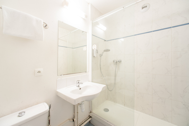 Bathroom 5, B&B Hotel Saclay, Essonne