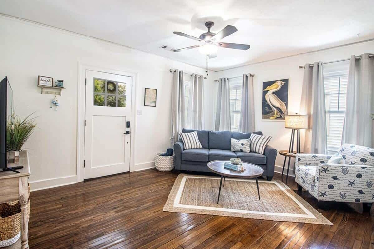 Living area, Cottage on Broadmoor, Harrison