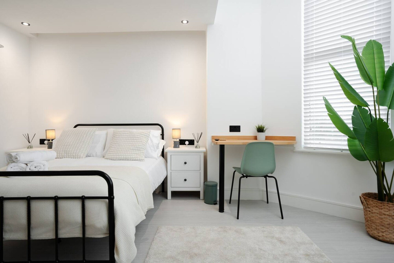 Room 5, Kitchenette W M Sofa Bed Ensuite Parking, Sefton