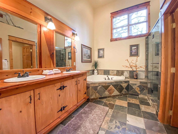 Bathroom 3, Red Fir 14, Deschutes