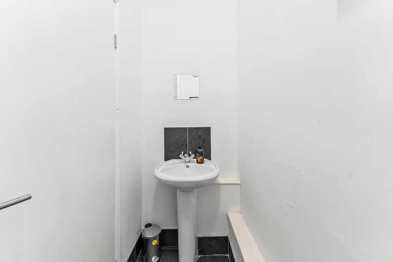 Room 4, Perfect Booking 4 Bed Home in Sheffield, Sheffield