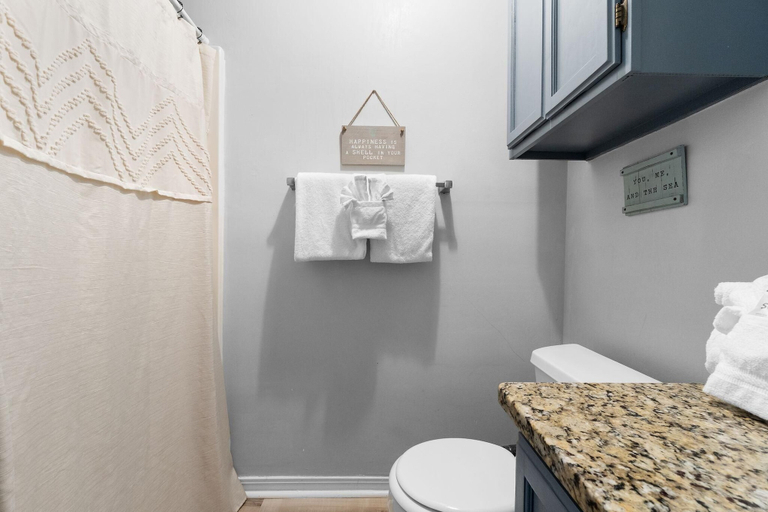 Bathroom 3, The Landing 213, Baldwin