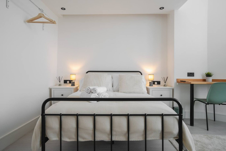 Room 2, Kitchenette W M Sofa Bed Ensuite Parking, Sefton