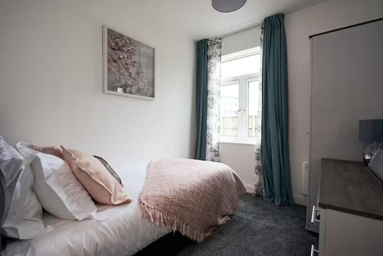 Room 2, Near Old Trafford - Parking - Wifi - Sleeps 5, Manchester