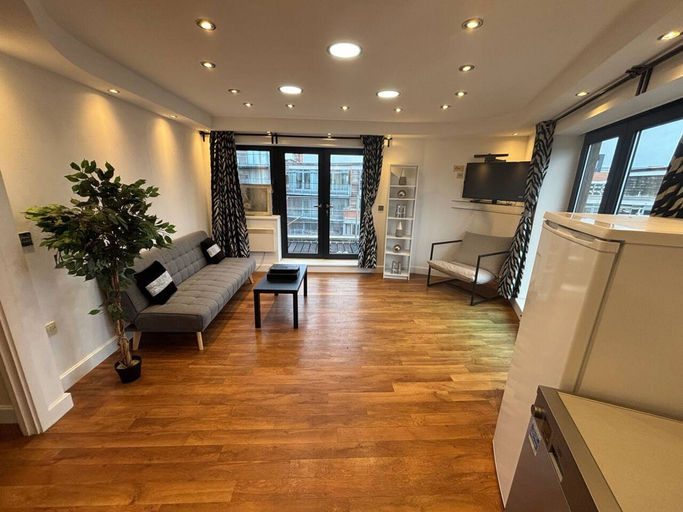 Room 3, Luxury Penthouse Apartment With Private Parking, Birmingham