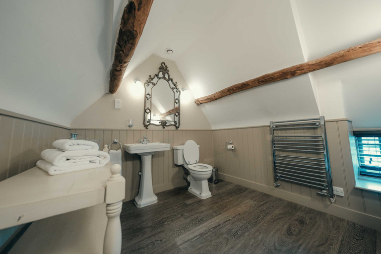 Bathroom 3, The Three Pigeons, Oxfordshire
