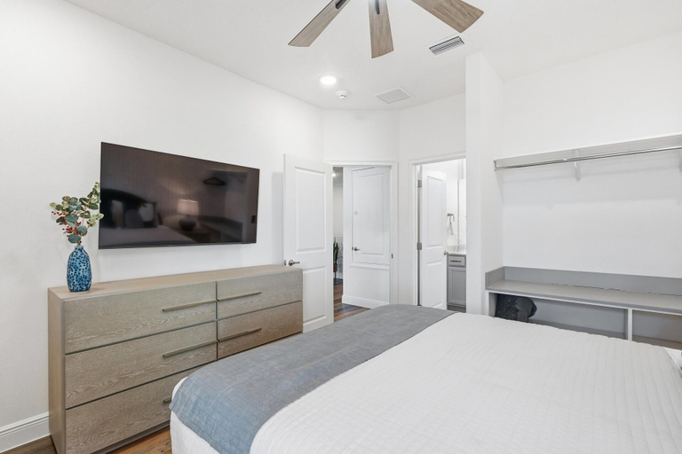 Room 3, Mba11085 8 Bedroom Home, Orange