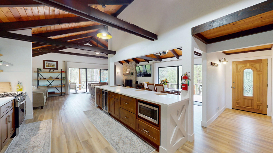 Interior 2, Grateful Getaway - Serene Mountain Retreat 2 Bedroom Home, Tuolumne