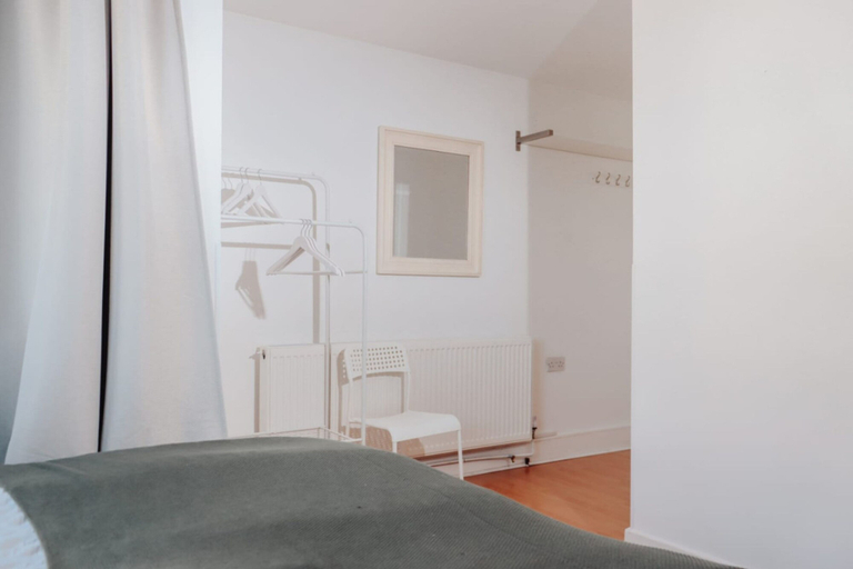 Room 4, Elizabeth Line Retreat Modern 2BR Flat in Hayes, London