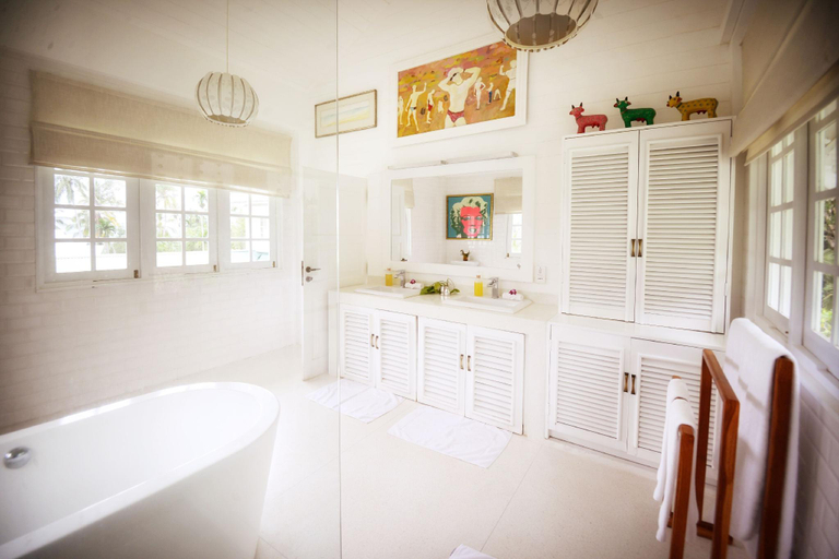 Bathroom 3, The Flame Tree Estate & Hotel, Thumpane