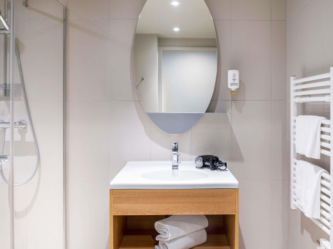 Bathroom 5, Aparthotel Adagio Access La Défense Puteaux, Hauts-de-Seine
