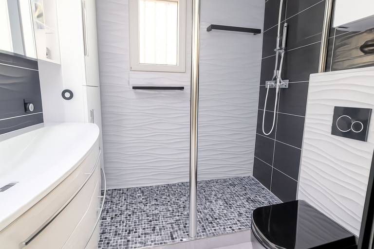 Room 2, Stunning Renovated 1-bedroom Breathtaking View, Alpes-Maritimes