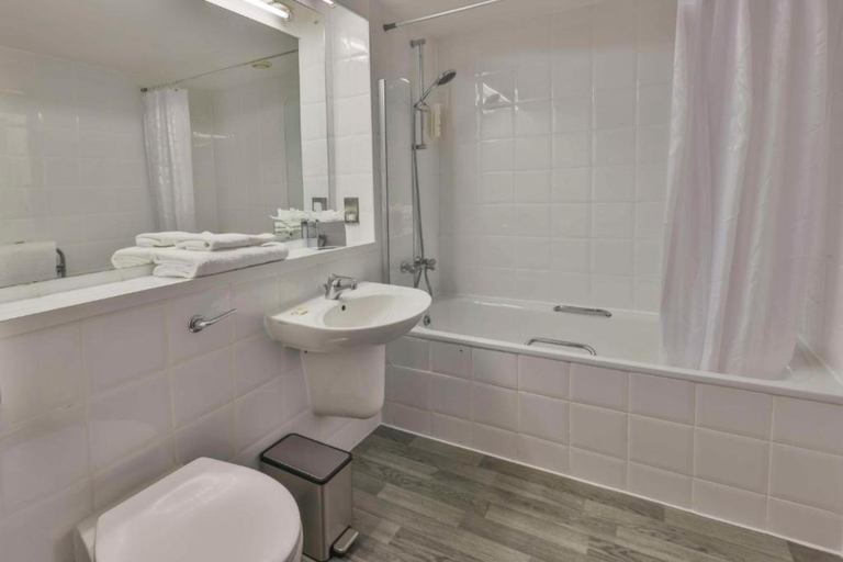 Bathroom 5, Sheffield Metropolitan Hotel by Belvilla, Sheffield
