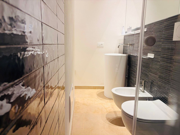 Bathroom 4, Mare Fuori, Trapani