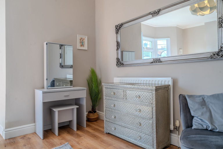 Interior 2, Sleeps 6 Spacious 3 Bed House w/ Free Parking, Sefton