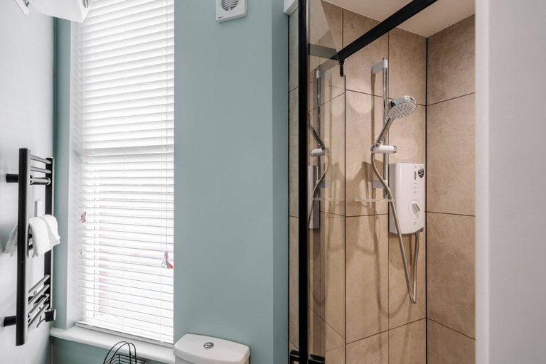 Room 2, Work Desk Private Ensuite Minifridge Parking, Sefton
