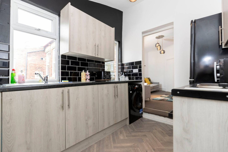 Room 5, Spacious 4BR Home in Gateshead Sleeps 8 w Parking, Gateshead