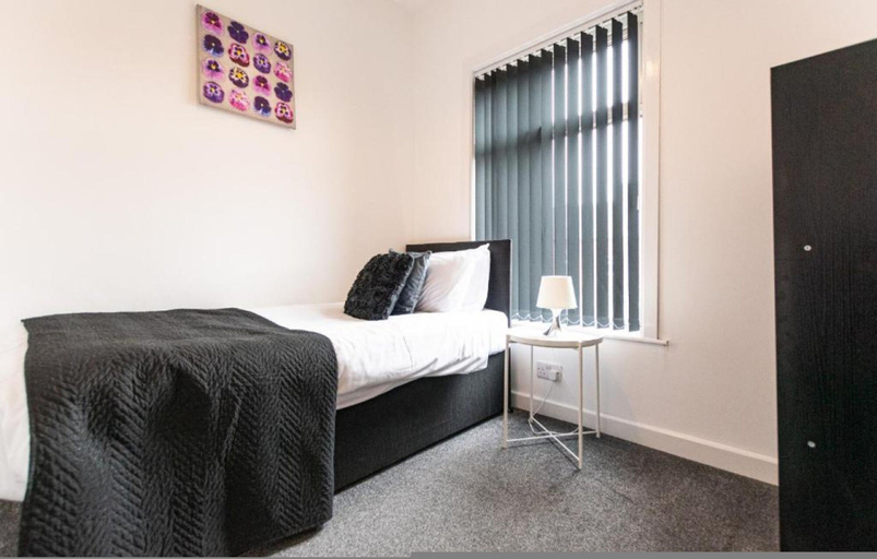 Room 4, Comfortable 2BR House in Bolton Sleeps 4, Bolton