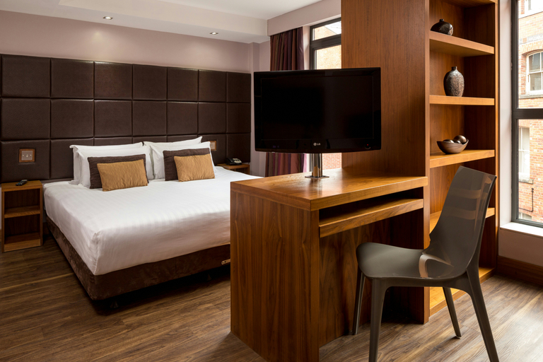Bedroom 2, Roomzzz Leeds City Centre, Leeds