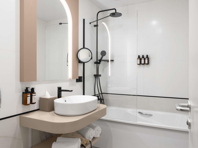Bathroom 4, Movenpick Hotel Budapest Centre, Budapesti