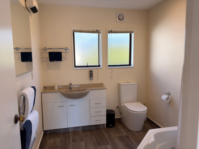 Bathroom 4, Tudor Lodge Motel, Nelson