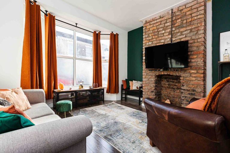 Room 3, 3 Floors Loft 2mins to Train Patio Parking, Sefton