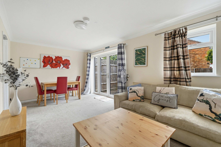 Room 2, Cosy 3 bed House in Aylesbury, Buckinghamshire
