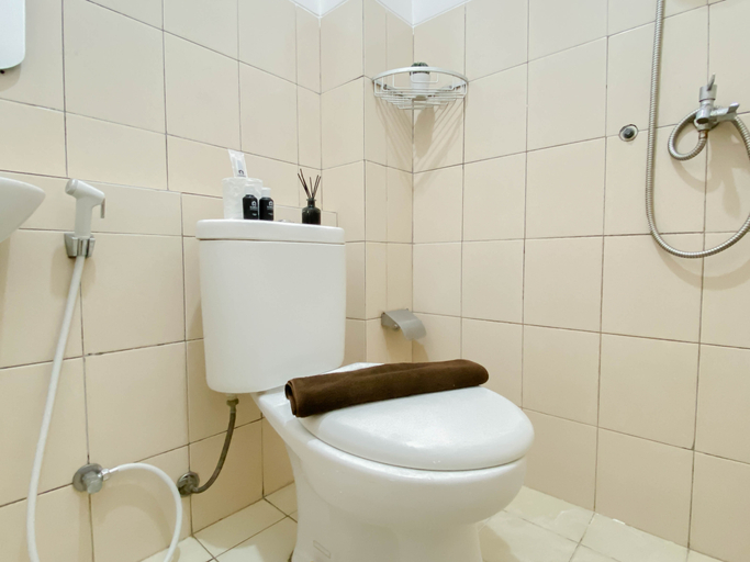 Bathroom 4, Compact Design Studio Apartment at Pakubuwono Terrace By Travelio, Jakarta Selatan