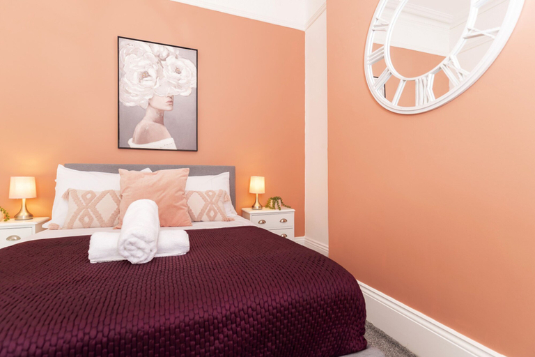 Room 5, Stylish 3BR Home With Parking by University, Sunderland
