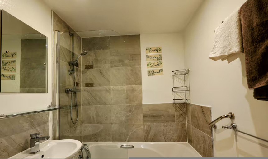 Room 5, Stylish 2BR Apartment Parking PS5 Wifi, Blackburn with Darwen