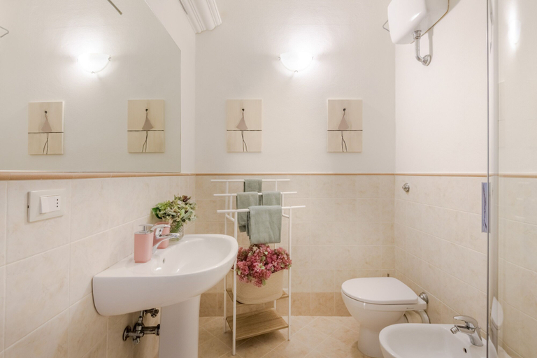 Bathroom 5, Casa Vera in Lucca With 2 Bedrooms and 2 Bathrooms, Lucca