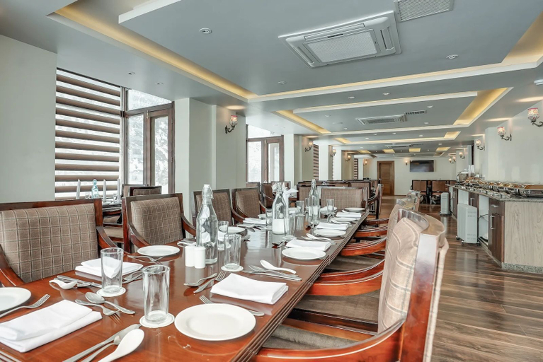 Dining 5, Badar Resorts & Spa by Stay Pattern, Ganderbal
