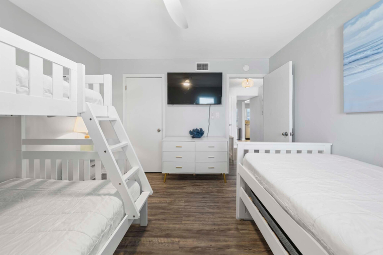 Bedroom 2, Ocean Echo 103, Baldwin