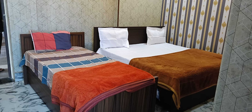 Room 4, Hotel Shri Narayan, Satna