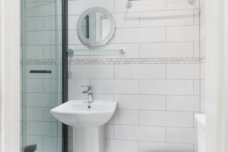 Bathroom 2, Katolondonhaus, London