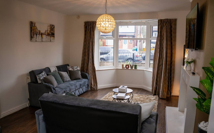 Room 3, Modern Spacious 4-bedroom Residence in Crumpsall, Manchester