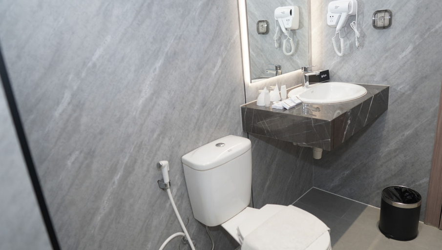 Bathroom 5, New Hollywood Hotel Pekanbaru, Pekanbaru