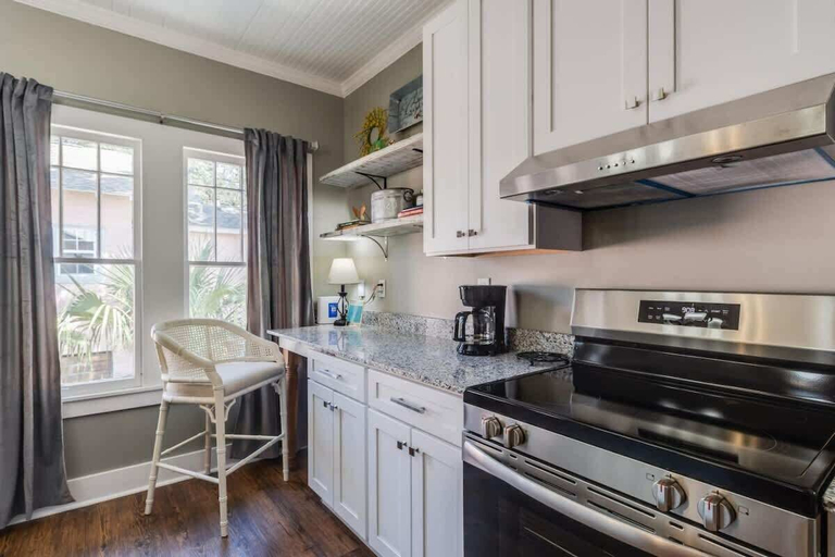 Private kitchen 3, Miazza Cottage in Gulfport, Harrison