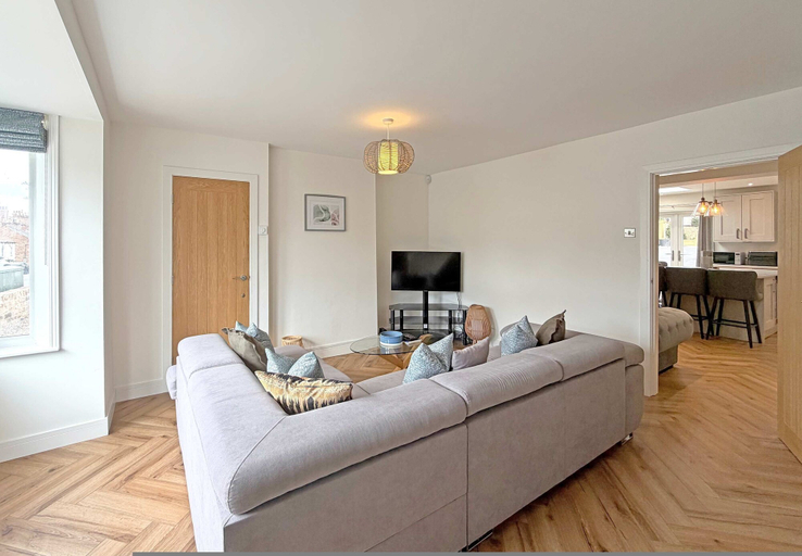 Room 5, The Green - Stylish Home Sleeps 6 With Parking, York