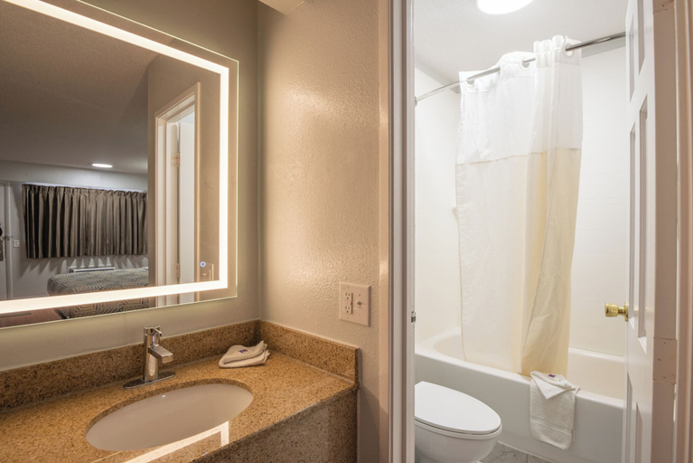 Bathroom 5, Motel 6 Richmond, VA - Midlothian Turnpike, Richmond