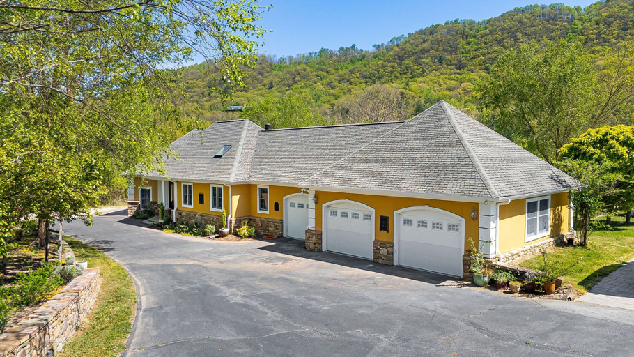 Room 4, Scenic 4BR w Deck Farm Views Free Tix, Buncombe