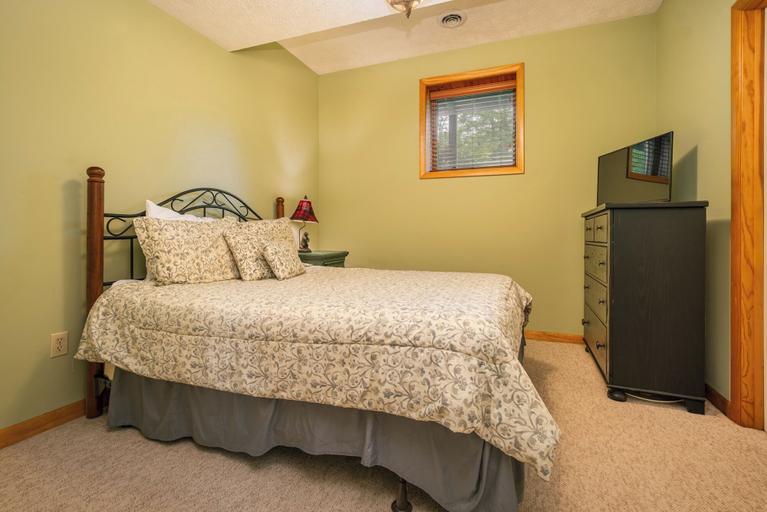 Bedroom 2, Fore Seasons Getaway by Taylor Made Deep Creek, Garrett