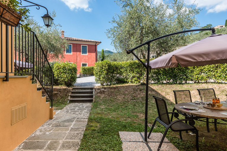 Room 2, Spacious Deluxe Apartment With Private Garden, Lucca