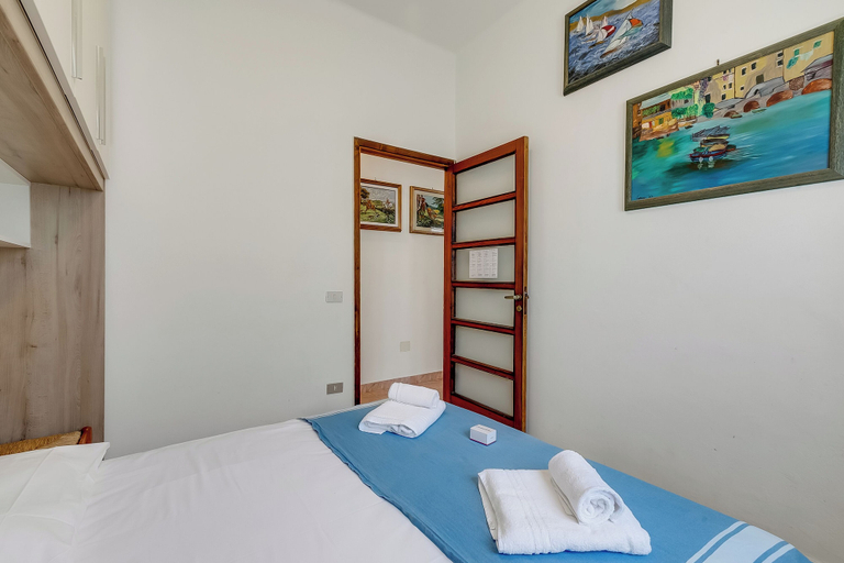 Room 2, Seaside Binario Blu 500 M Dal Mare, Savona