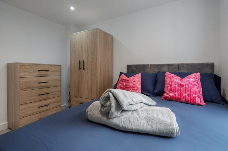 Room 3, Riverside Flat Near Park Free Parking, Warrington