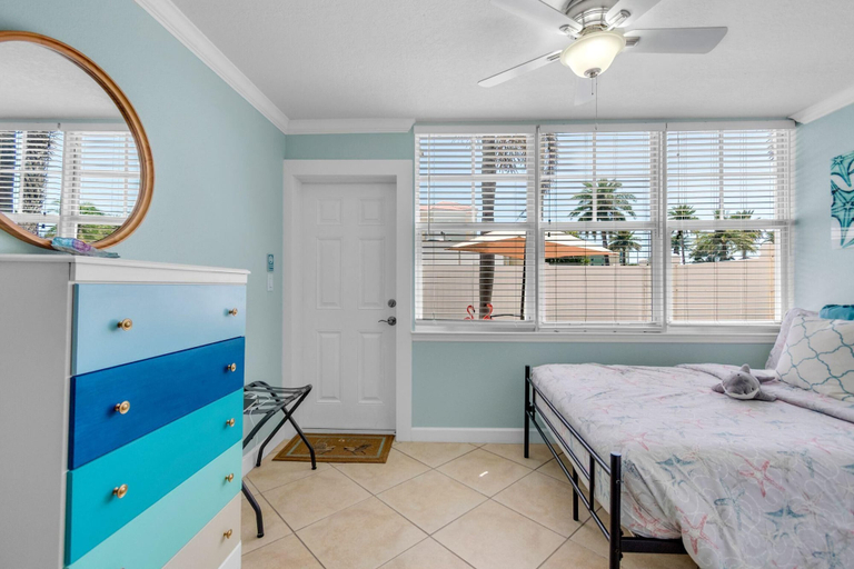 Room 5, Barefoot Beach Resort F106, Pinellas