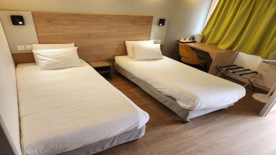 Bedroom 3, Kyriad Cambrai, Nord