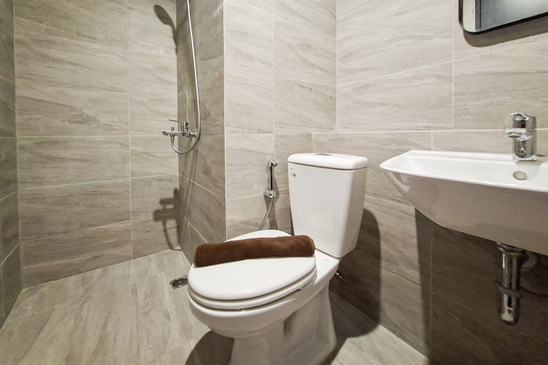 Bathroom 5, Chic with Urban Design 1BR Apartment at Collins Boulevard By Travelio, Tangerang