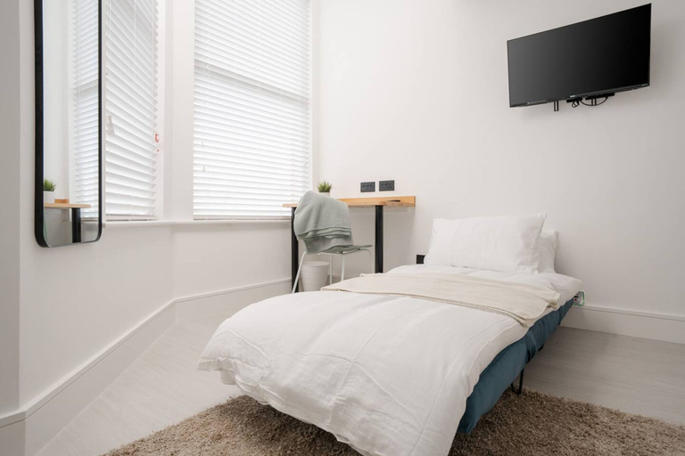 Room 3, Private Ensuite Minifridge Desk Free Parking, Sefton