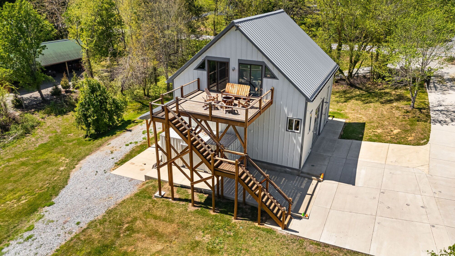 Room 2, Scenic 4BR w Deck Farm Views Free Tix, Buncombe